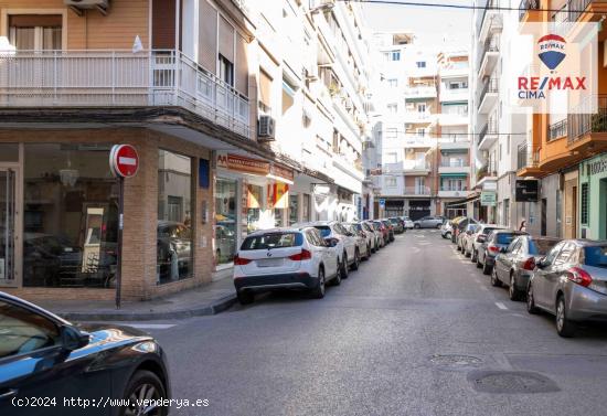 Local Comercial en el centro de Granada muy amplio - GRANADA