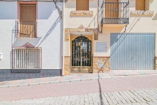  ¡Oportunidad única en Salar, Granada! Casa de 3 alturas con 4 dormitorios, terraza y cochera - GRA 