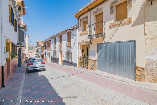 ¡Oportunidad única en Salar, Granada! Casa de 3 alturas con 4 dormitorios, terraza y cochera - GRA