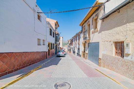 ¡Oportunidad única en Salar, Granada! Casa de 3 alturas con 4 dormitorios, terraza y cochera - GRA