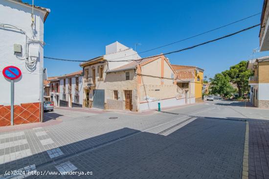 ¡Oportunidad única en Salar, Granada! Casa de 3 alturas con 4 dormitorios, terraza y cochera - GRA