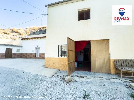 CASA CUEVA CON CUEVA PARA ANIMALES O RESTAURAR - GRANADA