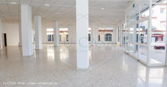 Se alquila GRAN local comercial con los 3 frontales de escaparates - CADIZ