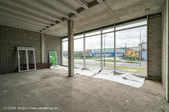 Local comercial en Centro de Negocios con 10 metros de escaparate - CANTABRIA