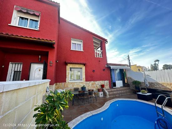 Bonita casa  adosada  con piscina propia en Plademar - TARRAGONA