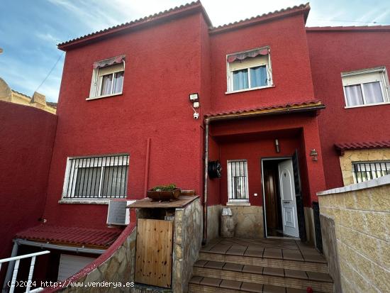 Bonita casa  adosada  con piscina propia en Plademar - TARRAGONA