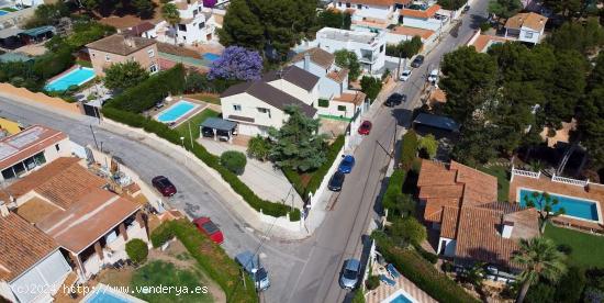 ESPECTACULAR CHALET  MODERNO, CASI A ESTRENAR, ESQUINERO, VISTAS ESPECTACULARES, PRIVACIDAD Y TRANQU