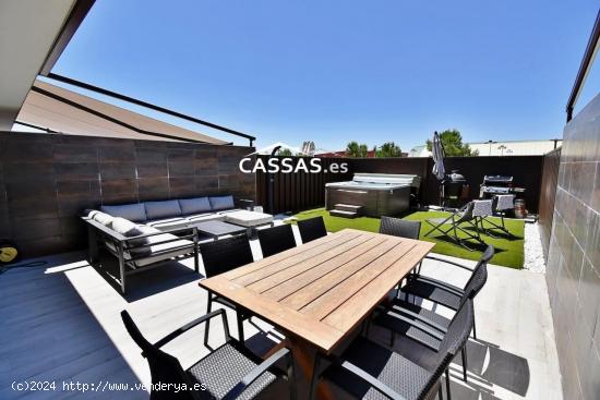 PRECIOSO Y EXCLUSIVO CHALET EN FRENOS,  3 habitaciones, 3 baños, garaje y jardín. - MADRID