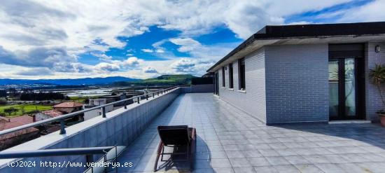 Terraza para soñar en un ático en Cudón - CANTABRIA