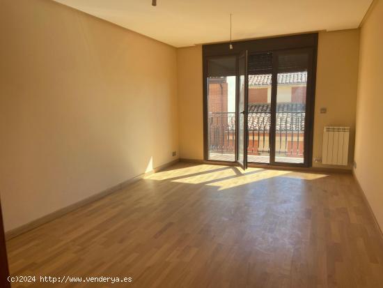 SE VENDE PISO NUEVO, 90 M2, COCINA, SALÓN, 3 HAB., 2 BAÑOS, DESPENSA, TRASTERO Y PLAZA GARAJE. - L