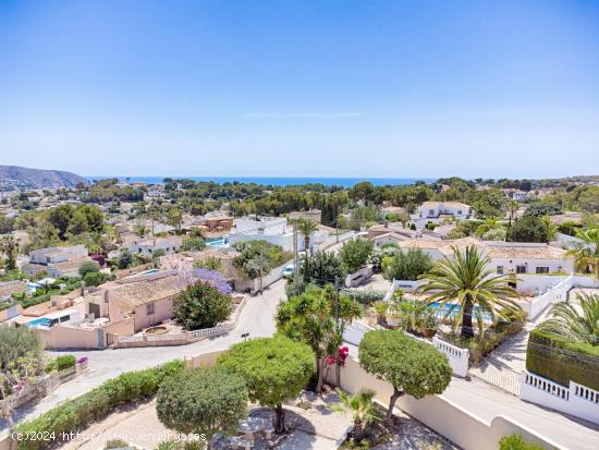 ENCANTADORA VILLA CON VISTAS AL MAR EN MORAIRA - ALICANTE