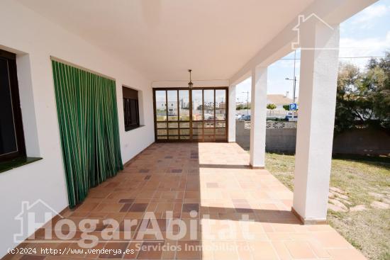 ESPECTACULAR CHALET DE LUJO CERCA A LA PLAYA, CON BALCÓN, JARDÍN, TERRAZA Y GARAJE - CASTELLON