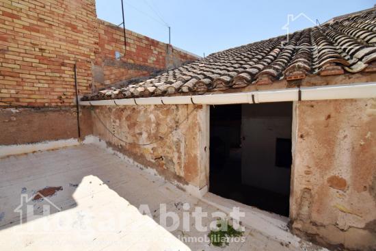 ¡GRAN OPORTUNIDAD! CASA ESQUINERA PARA REFORMAR CON GARAJE, TERRAZA Y BALCÓN - CASTELLON