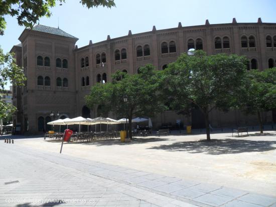 PISAZO EN PLAZA DE TOROS , SOLAMENTE PARA ESTUDIANTES - GRANADA