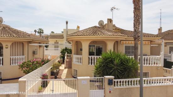 Encantadora villa de cinco dormitorios en Benijofar!!! - ALICANTE