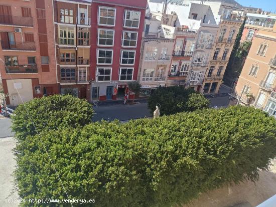 Piso seminuevo con ascensor de dos dormitorios y dos baños en el casco histórico . - MURCIA