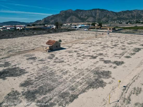 TERRENO CON MÁS DE 27.000M2 EN ORIHUELA- PÓLIGONO REDOVÁN. - ALICANTE