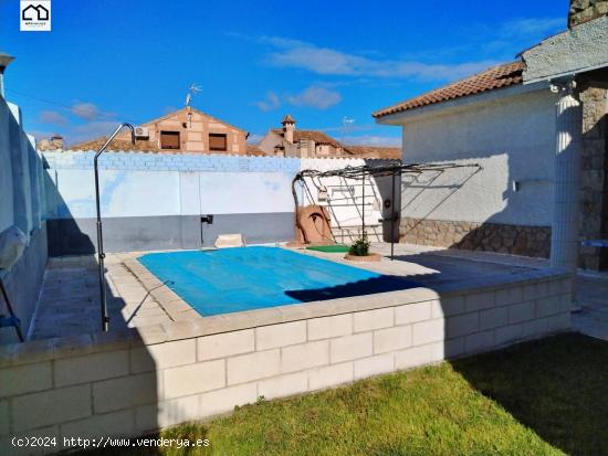 APIHOUSE VENDE CHALET INDEPENDIENTE CON PISCINA EN CHOZAS DE CANALES. PRECIO 275.000€ - TOLEDO