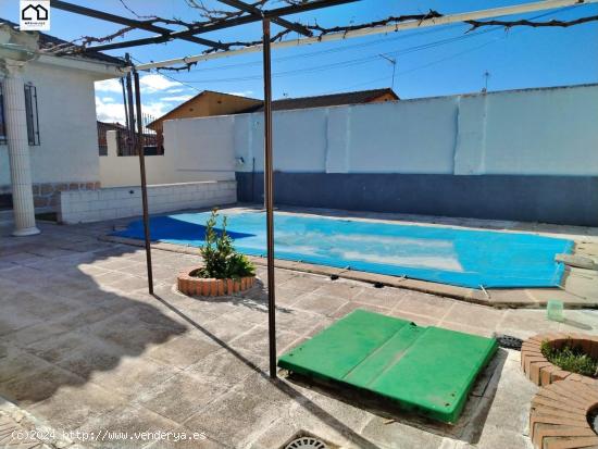 APIHOUSE VENDE CHALET INDEPENDIENTE CON PISCINA EN CHOZAS DE CANALES. PRECIO 275.000€ - TOLEDO