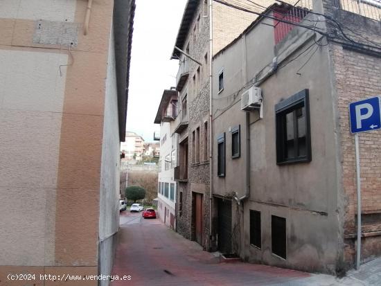 Casa amb 3 pisos, local (llogat actualment) i garatge soterrani - BARCELONA