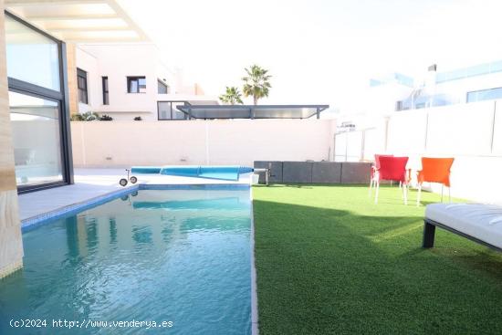 VILLA EN ORIHUELA COSTA-CABO ROIG. 3 DOR. 3 BAÑOS. 230M2 DE PARCELA. - ALICANTE