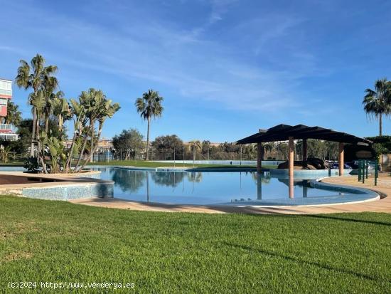 Fantástico Piso Amueblado en Urbanización LAGUNA BEACH, Almerimar: - ALMERIA