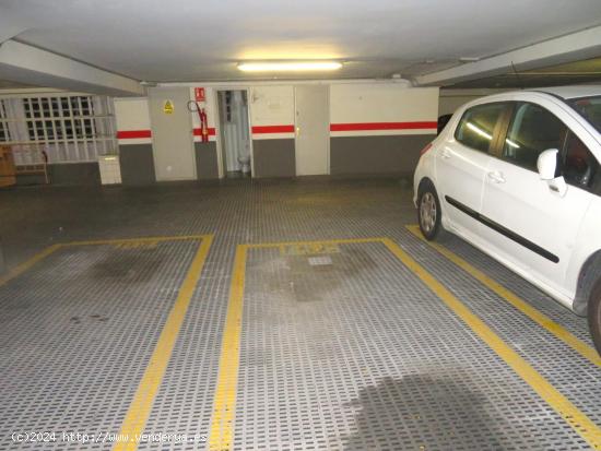 PLAZA DE PARKING PARA COCHE PEQUEÑO EN LA CALLE ROCAFORT - BARCELONA