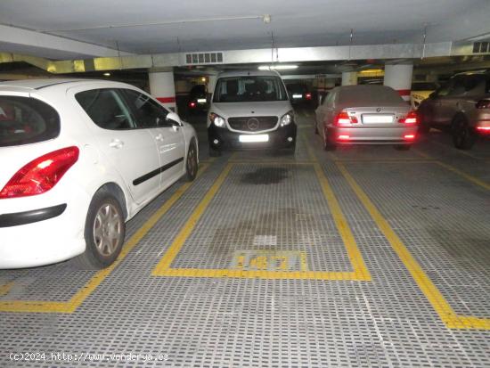 PLAZA DE PARKING PARA COCHE PEQUEÑO EN LA CALLE ROCAFORT - BARCELONA