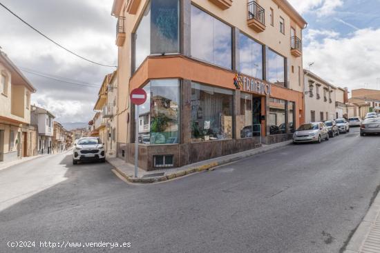 LOCAL COMERCIAL DE 198 m2 HACIENDO ESQUINA Y CON DOS PLANTAS - GRANADA