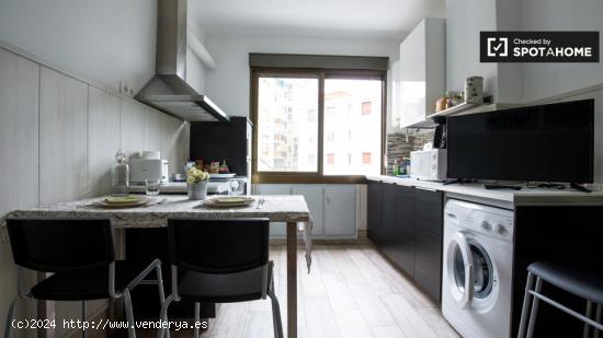 Gran habitación con calefacción en un apartamento de 3 dormitorios en Uribarri - VIZCAYA