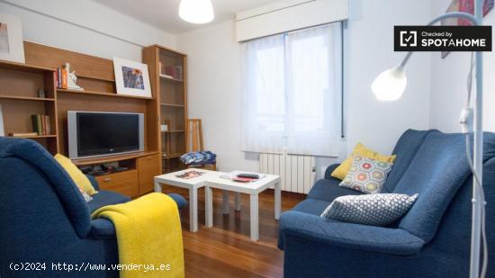 Habitación luminosa con cómoda en el apartamento de 3 habitaciones en Begoña, Bilbao - VIZCAYA