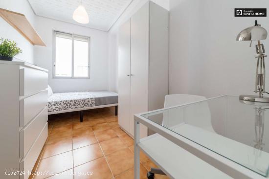 Habitación soleada con cama doble en alquiler en Algirós - VALENCIA