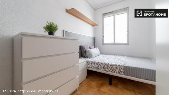 Habitación soleada con cama doble en alquiler en Algirós - VALENCIA