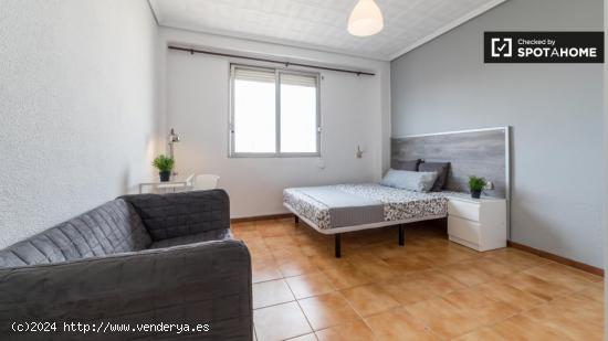 Habitación soleada con cama doble en alquiler en Algirós - VALENCIA