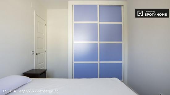 Se alquila habitación en apartamento de 4 dormitorios en Retiro - MADRID