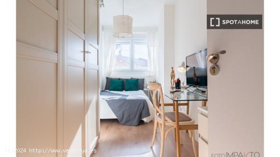 ¡Habitaciones en alquiler en un apartamento de 4 habitaciones en Madrid! - MADRID