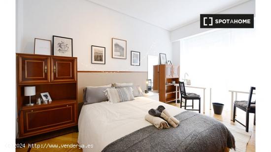 Se alquila habitación en piso de 5 dormitorios en Deusto, Bilbao - VIZCAYA