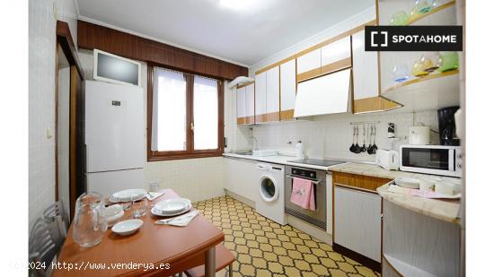 Se alquila habitación en piso de 4 dormitorios en Abando, Bilbao - VIZCAYA