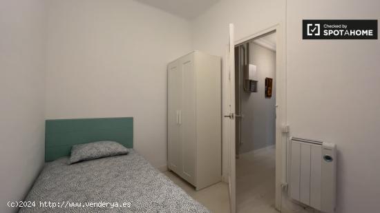 ¡Habitaciones en alquiler en un apartamento de 4 habitaciones en Barcelona! - BARCELONA