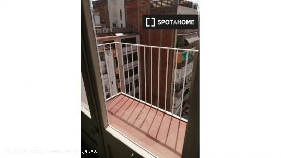 Se alquila habitación con terraza privada en piso de 9 habitaciones en Eixample Esquerra - BARCELON