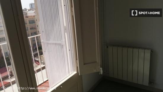 Se alquila habitación con terraza privada en piso de 9 habitaciones en Eixample Esquerra - BARCELON