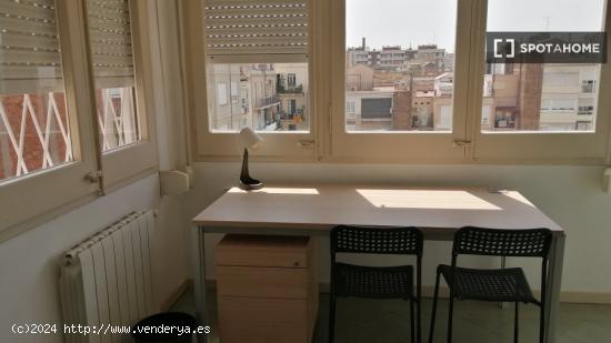 Se alquila habitación compartida en piso de 9 habitaciones en Eixample Esquerra - BARCELONA