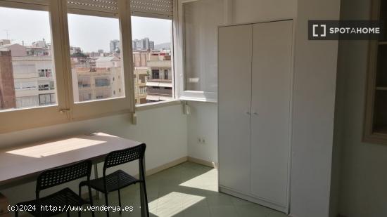 Se alquila habitación compartida en piso de 9 habitaciones en Eixample Esquerra - BARCELONA