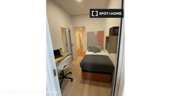 ¡Habitaciones en alquiler en un apartamento de 7 habitaciones en Barcelona! - BARCELONA