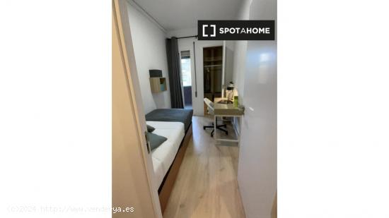 ¡Habitaciones en alquiler en un apartamento de 7 habitaciones en Barcelona! - BARCELONA