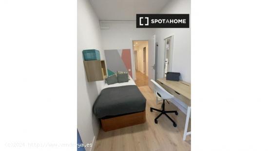 ¡Habitaciones en alquiler en un apartamento de 7 habitaciones en Barcelona! - BARCELONA