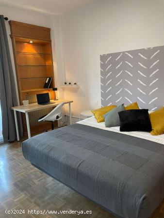  ¡Habitaciones en alquiler en un apartamento de 7 habitaciones en Barcelona! - BARCELONA 