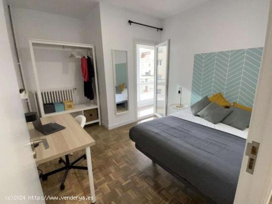  ¡Habitaciones en alquiler en un apartamento de 7 habitaciones en Barcelona! - BARCELONA 