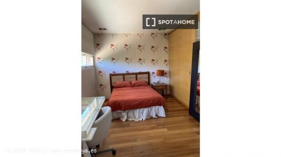 Se alquila habitación en casa de 5 dormitorios en Sevilla - SEVILLA