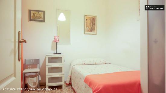 Se alquila habitación en piso de 4 dormitorios en Madrid - MADRID